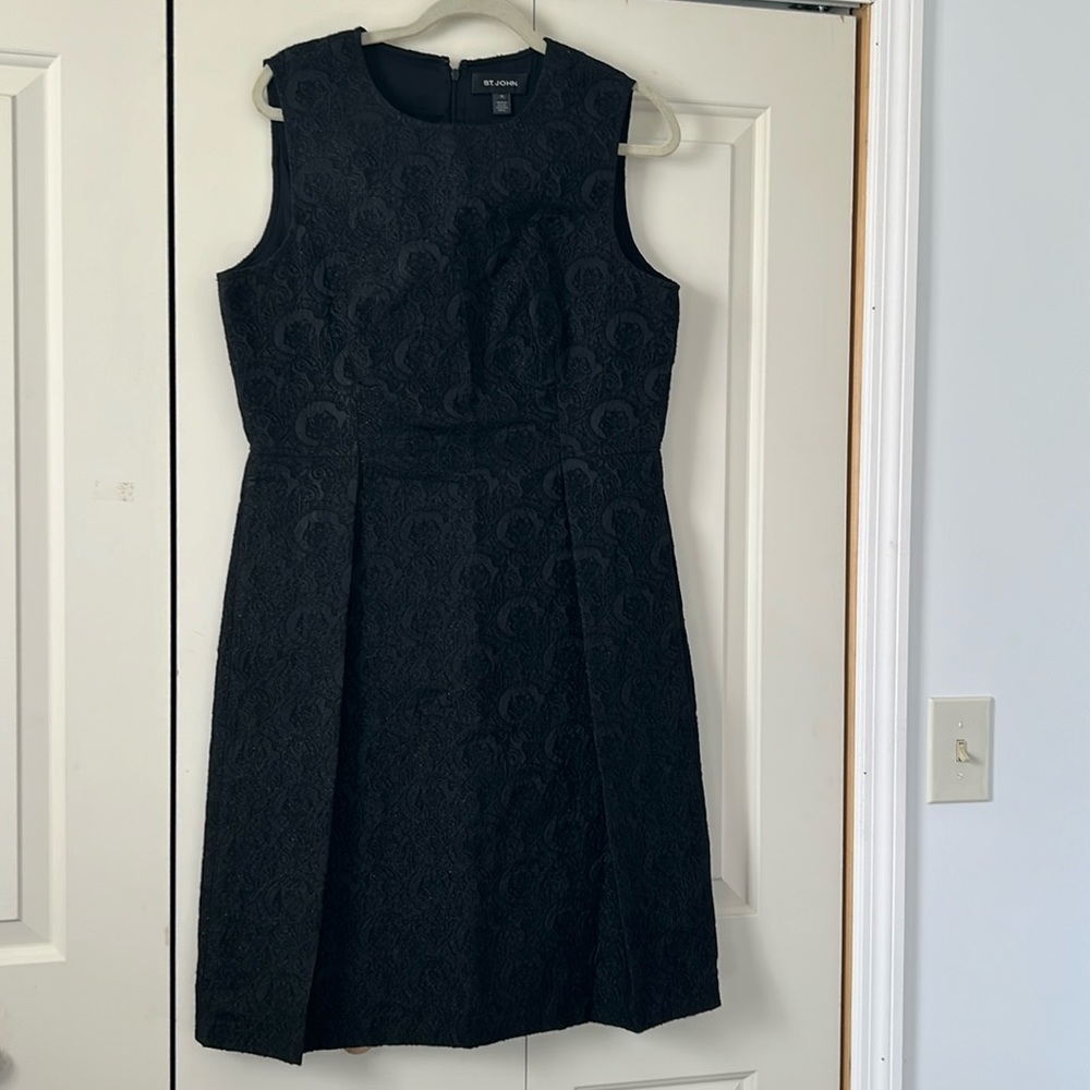 ST JOHN WOMEN DRESS SIZE 12  BLACK  WORN ONCE WITH TWO POCKETS